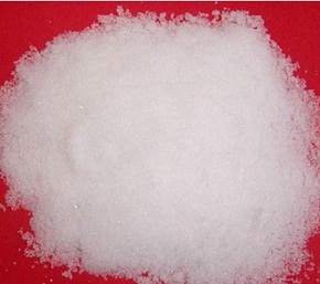 white sodium nitrite crystal powder